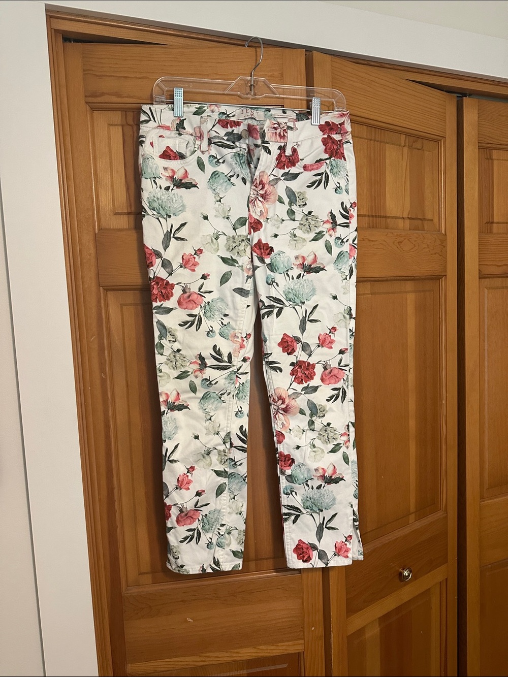 7 For All Mankind (Jen7) White Cropped Jeans with Pink & Teal Floral Print